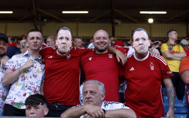 Fãs do Forest gozam com Stuart Attwell (IMAGO)