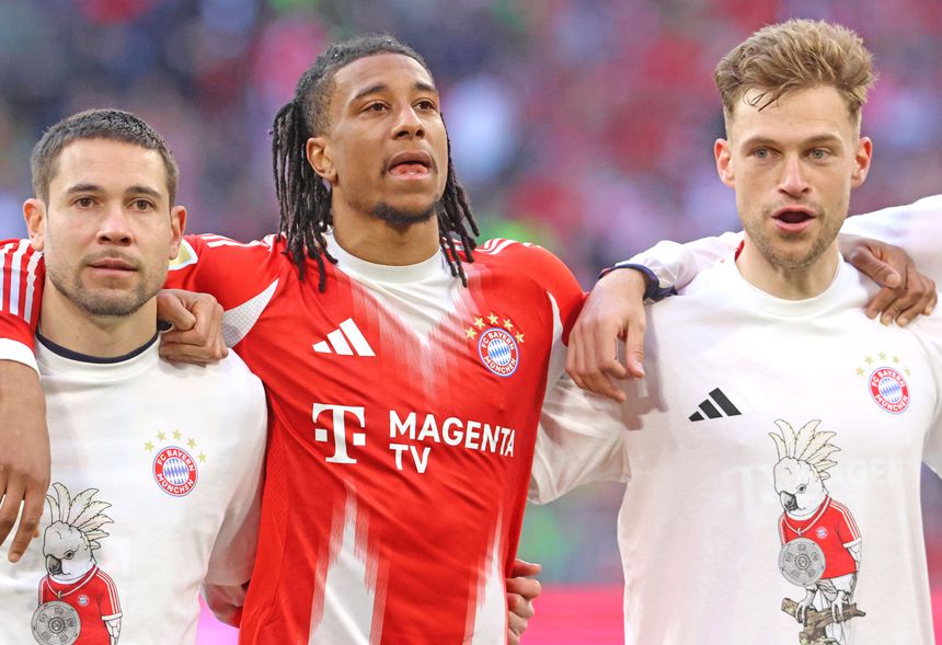 Olise, ao lado de Raphael Guerreiro, na festa do Bayern (IMAGO)