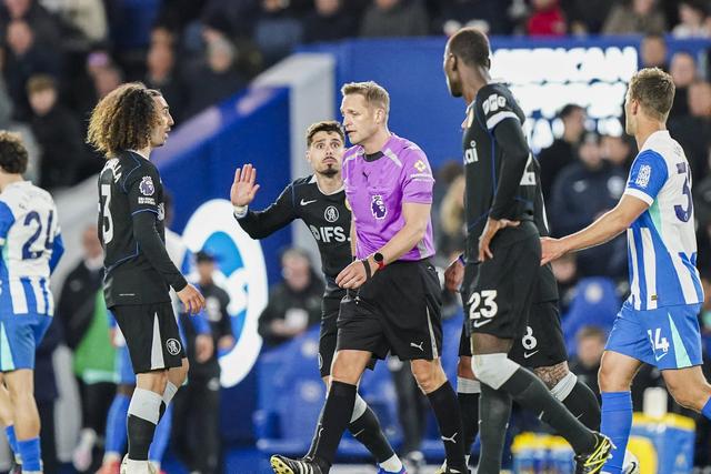 Pedro Neto e companhia a queixarem-se do 2-0 do Brighton