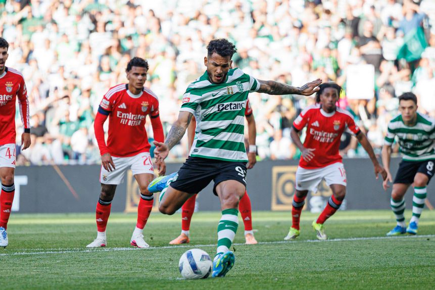 Jogadores do Benfica correram prontamente para uma boa possível segunda bola - Foto: IMAGO