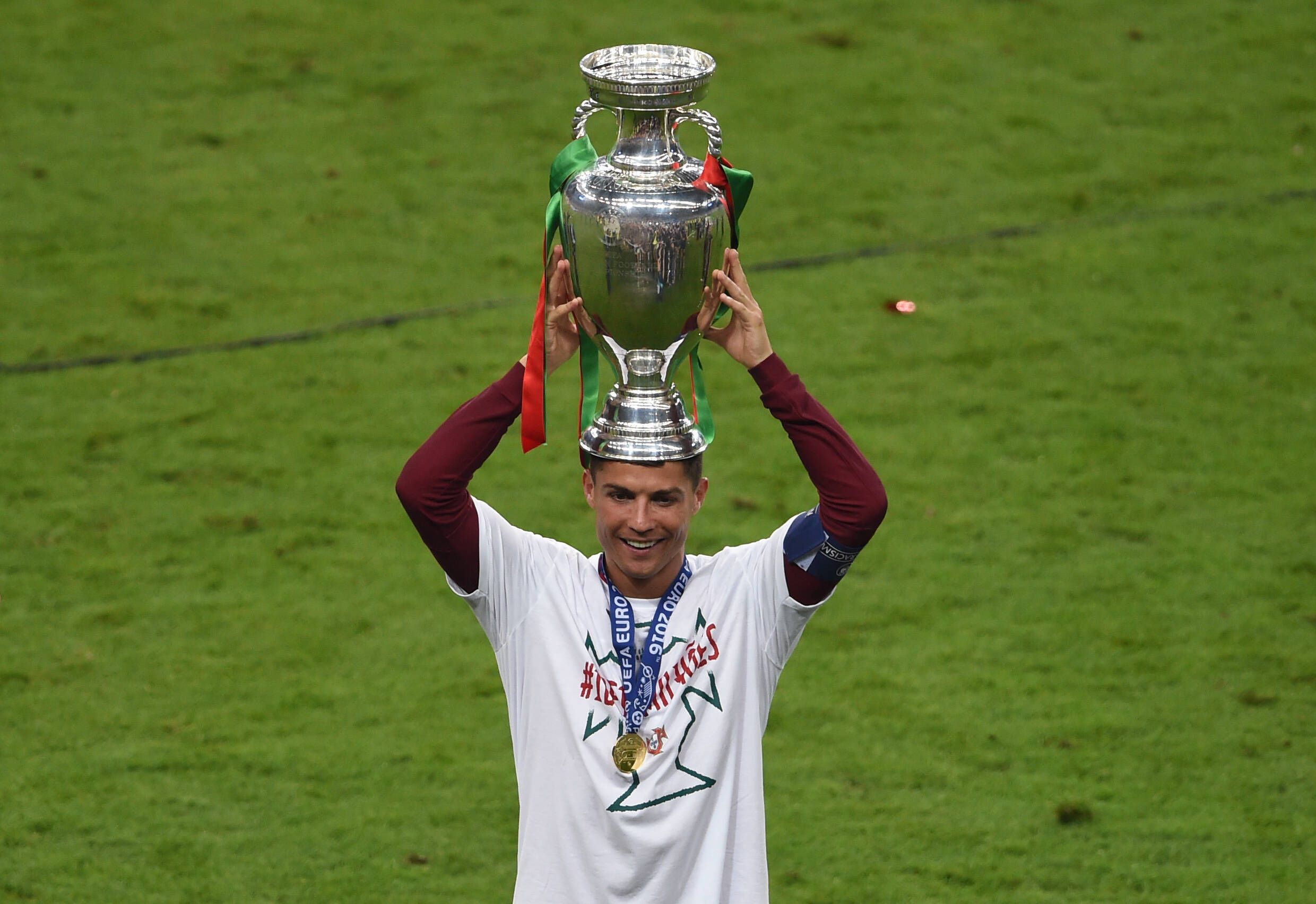 Cristiano Ronaldo com o troféu do Euro 2016