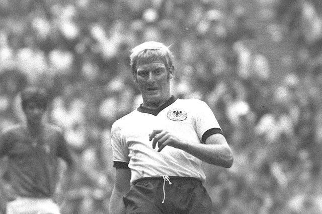 Morreu o antigo internacional alemão Karl-Heinz Schnellinger