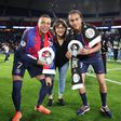 Mãe dos irmãos Mbappé confirma que Ethan também sai do PSG