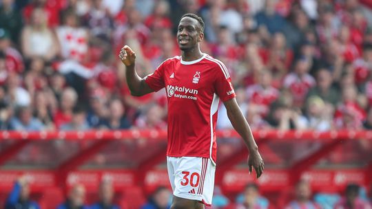 Oficial: Ex-SC Braga e FC Porto renova com o Nottingham Forest