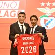 Bruno Lage e Rui Costa no momento da apresentação do treinador como sucessor de Roger Schmidt
