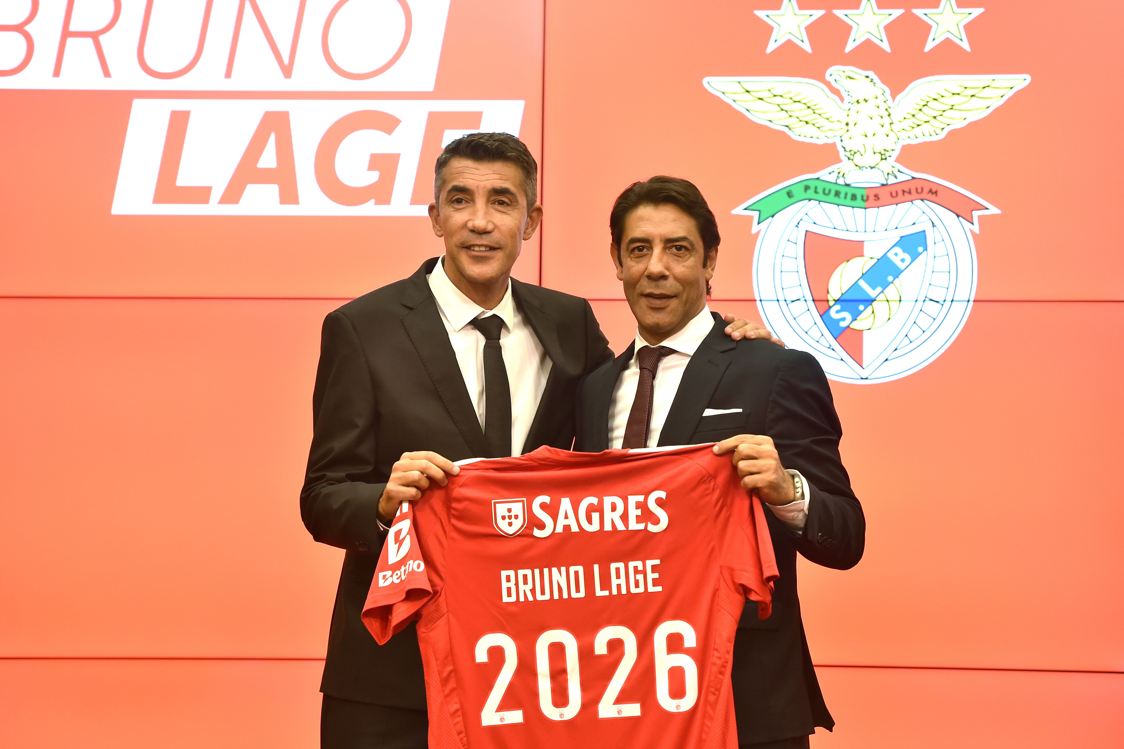 Bruno Lage e Rui Costa no momento da apresentação do treinador como sucessor de Roger Schmidt