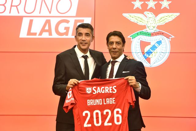 Bruno Lage e Rui Costa no momento da apresentação do treinador como sucessor de Roger Schmidt