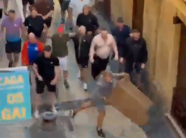 Hooligans de Tottenham e Man. United em confrontos violentos antes da final (vídeo)