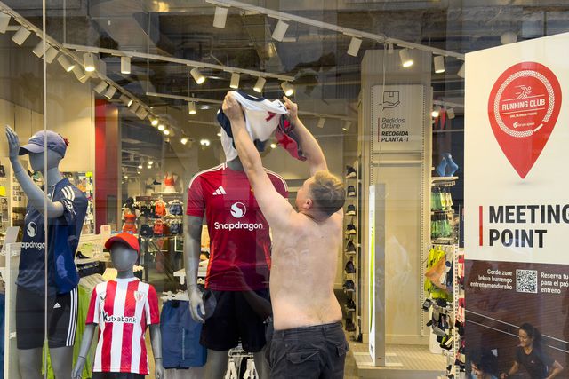 Adepto do Tottenham substituiu a camisola do Manchester United pela sua numa loja em Bilbau