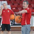 Norberto Alves, treinador da equipa de basquetebol do Benfica, dá orientações durante um treino dos encarnados