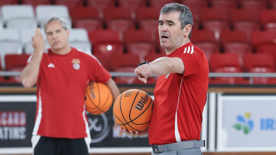 Norberto Alves, treinador da equipa de basquetebol do Benfica, dá orientações durante um treino dos encarnados