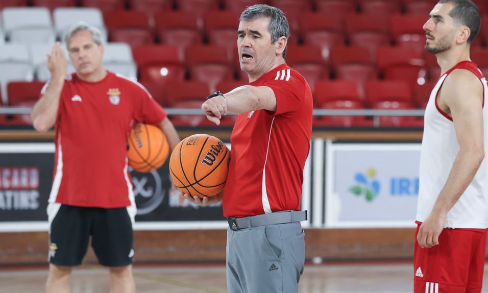 Norberto Alves, treinador da equipa de basquetebol do Benfica, dá orientações durante um treino dos encarnados