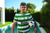 Maxi Araújo com o novo equipamento do Sporting para 2025/2026