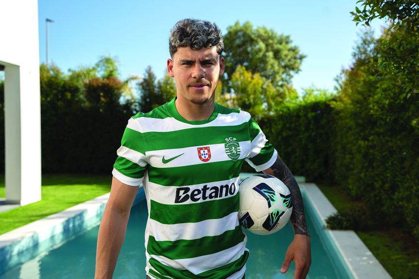 Maxi Araújo com o novo equipamento do Sporting para 2025/2026
