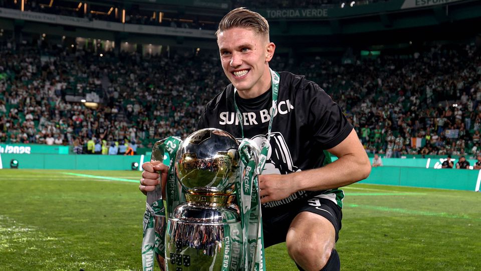 Viktor Gyokeres com a taça de campeão nacional