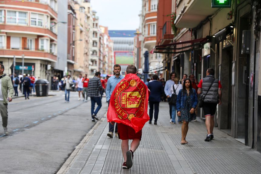 Adepto do Manchester United caminha pelas ruas de Bilbau