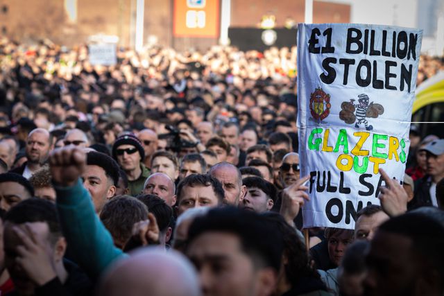 Protesto contra os Glazers, em março de 2025, antes do jogo com o Arsenal