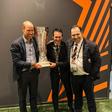 Príncipe William com o treinador Unai Emery... e a taça, claro