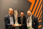 Príncipe William com o treinador Unai Emery... e a taça, claro