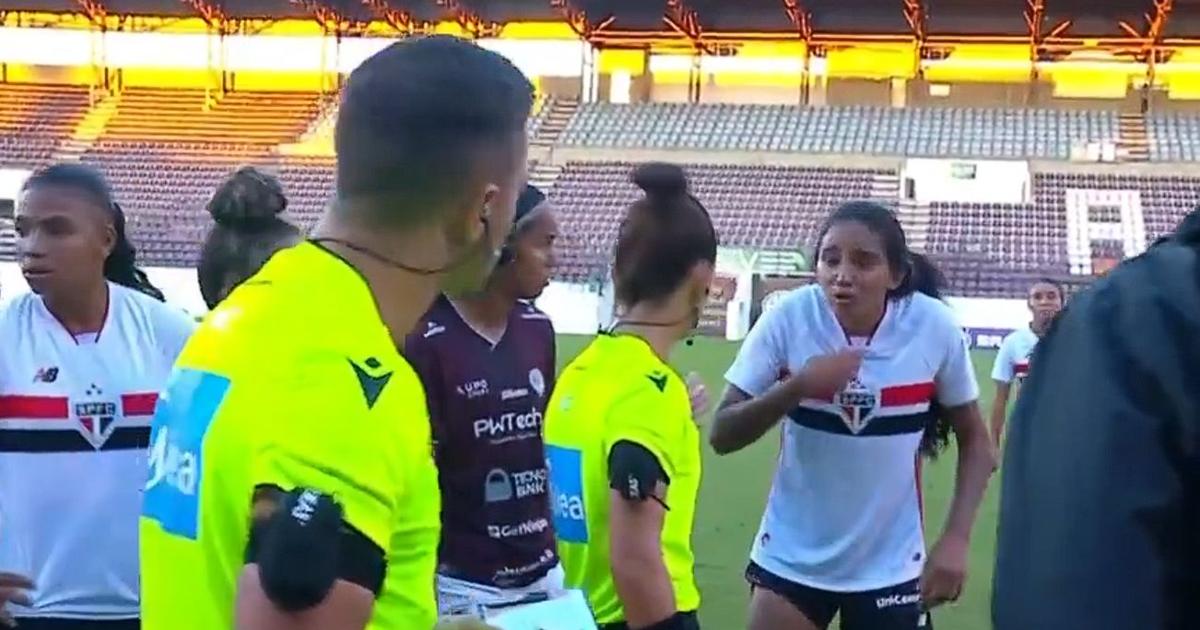 Jogo no Brasil interrompido por insultos de maqueiro a jogadora