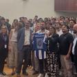 Francesco Farioli ofereceu camisola da renovação de contrato (em janeiro) à Faculdade de Letras da Universidade do Porto - Foto: A BOLA