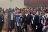 Francesco Farioli ofereceu camisola da renovação de contrato (em janeiro) à Faculdade de Letras da Universidade do Porto - Foto: A BOLA
