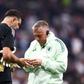 Emi Martínez assistido antes da final da Liga Europa