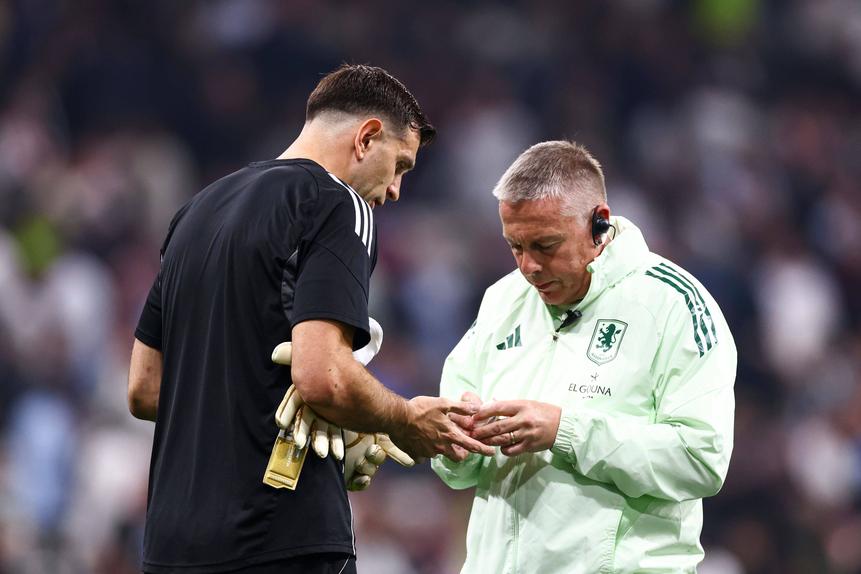 Emi Martínez assistido antes da final da Liga Europa