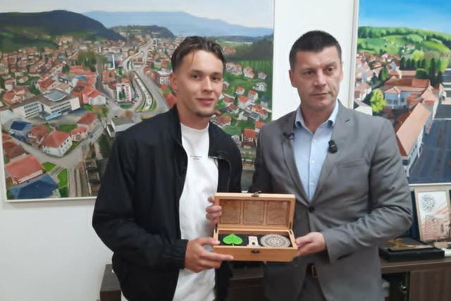 Amar Dedic com o presidente da câmara de Gracanica, cidade bósnia da qual é cidadão honorário — Foto: D.R.