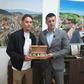 Amar Dedic com o presidente da câmara de Gracanica, cidade bósnia da qual é cidadão honorário — Foto: D.R.