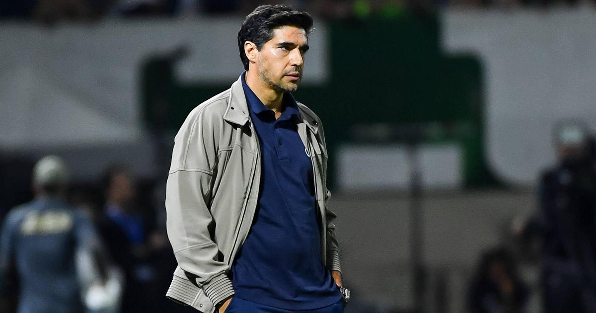 Claque do Palmeiras pede a saída de Abel Ferreira