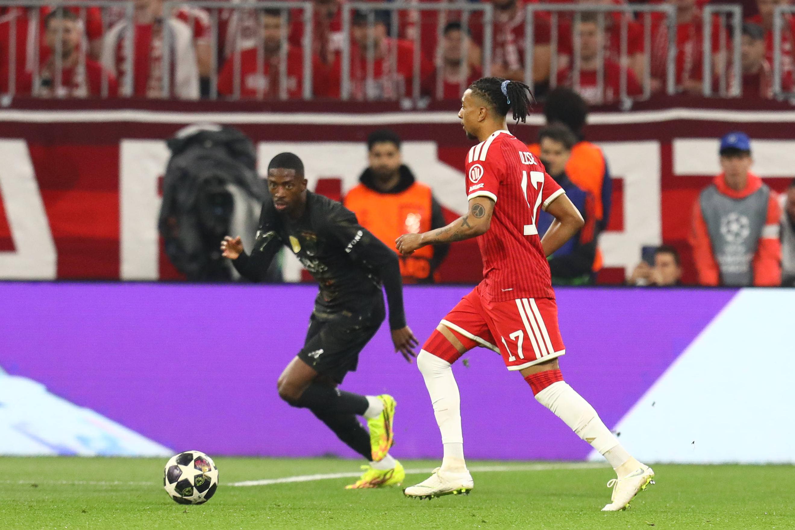 Dembélé num duelo com Olise durante o PSG-Bayern