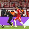 Dembélé num duelo com Olise durante o PSG-Bayern