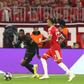 Dembélé num duelo com Olise durante o PSG-Bayern