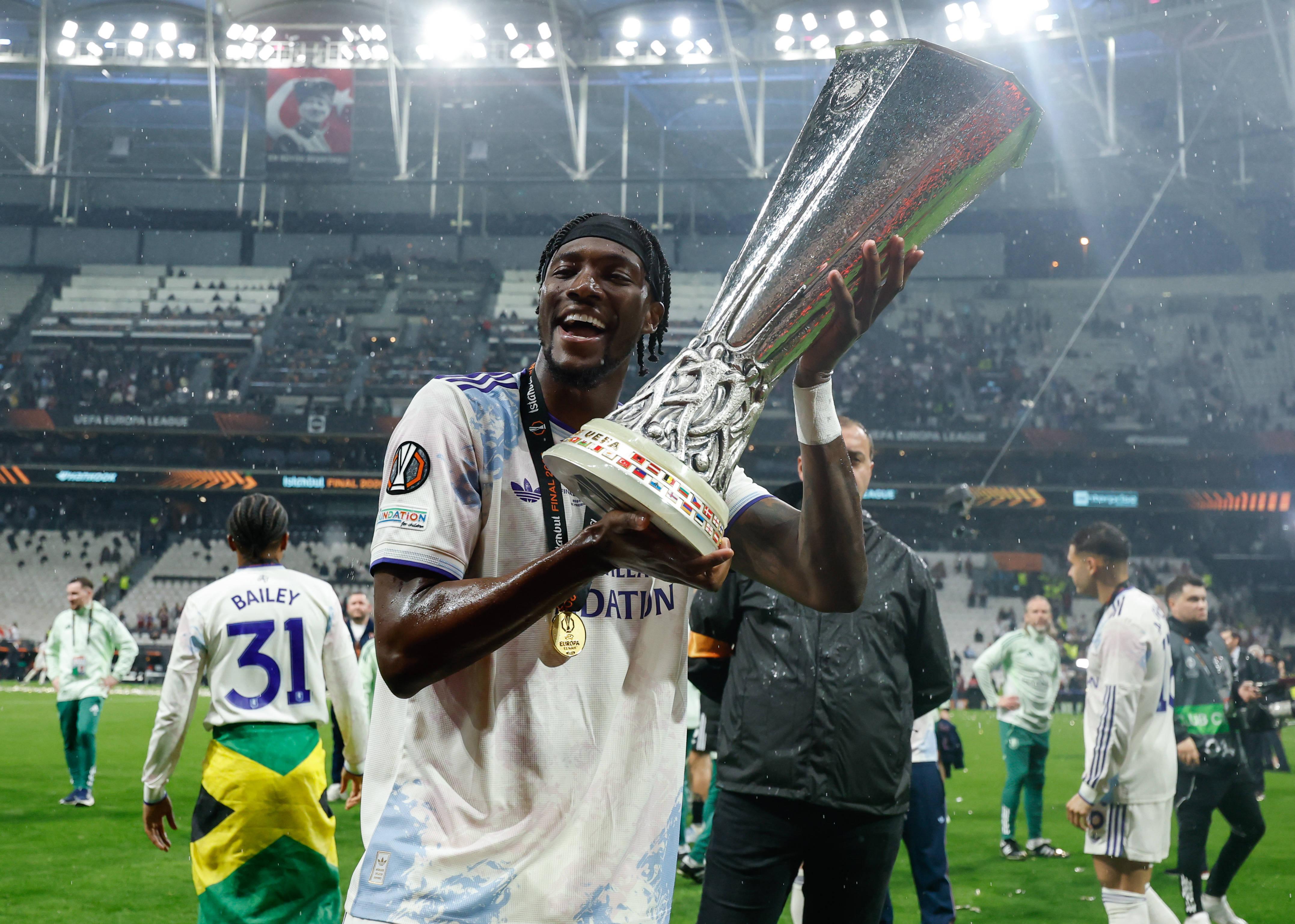 Tammy Abraham: 1 UEFA Champions League (Chelsea, 2020/21), 1 UEFA Conference League (Roma, com Mourinho, 2021/22) e 1 UEFA Europa League (Aston Villa, 2025/26). Único a vencer os três troféus da UEFA atuais