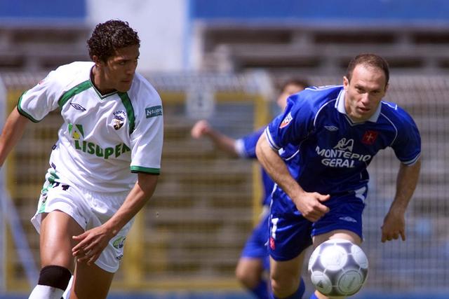 Bruno Alves e Marcão em 2002, no último jogo entre o Farense e o Belenenses. -Foto: A BOLA