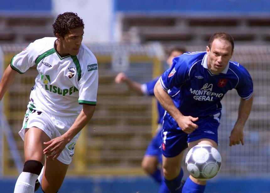 Bruno Alves e Marcão em 2002, no último jogo entre o Farense e o Belenenses. -Foto: A BOLA