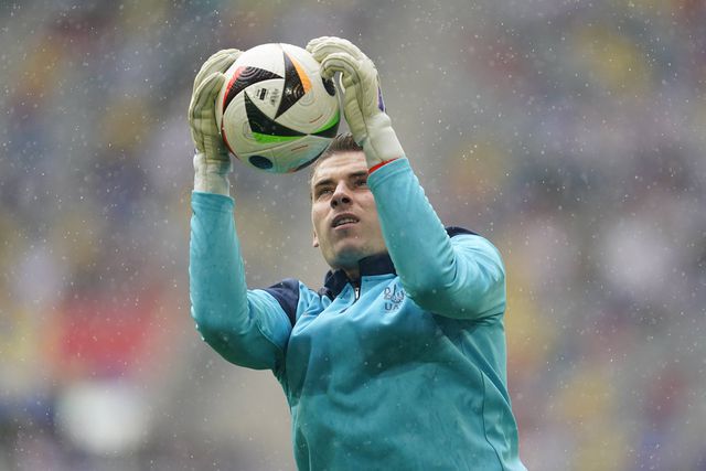 Lunin reage à perda de titularidade para Trubin: «Compreendo perfeitamente»