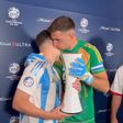 Vídeo: Emiliano Martínez fez questão de entregar prémio a Julián Álvarez