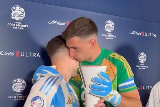 Vídeo: Emiliano Martínez fez questão de entregar prémio a Julián Álvarez