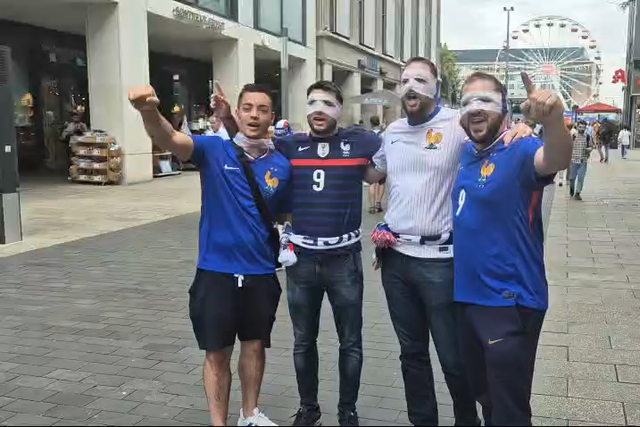 Franceses cantam por Mbappé... e de máscara!