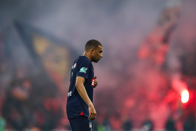 Mbappé reclama ao PSG pagamento de 100 milhões de euros
