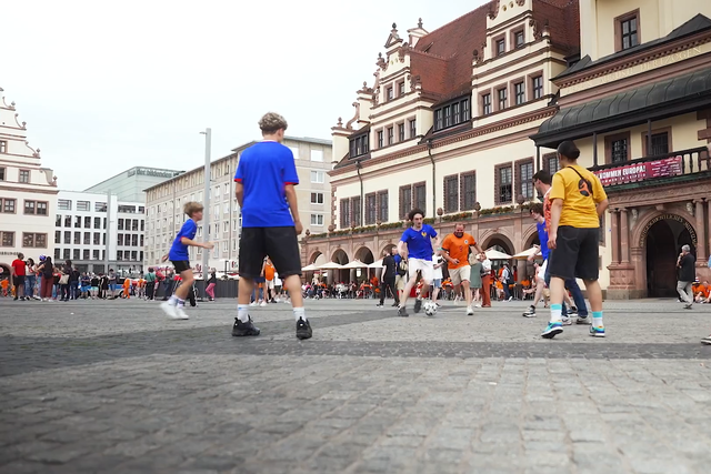 Futebolada na praça: Leipzig em festa para o Países Baixos-França
