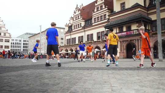 Futebolada na praça: Leipzig em festa para o Países Baixos-França