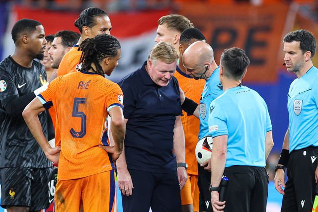 Koeman contesta golo anulado: «Dumfries não atrapalha o guarda-redes»