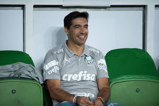 Abel vence Caixinha e aproxima-se da liderança