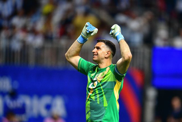 Bola de Ouro 2025: Dibu Martínez aponta ao 'tri' de melhor guarda-redes