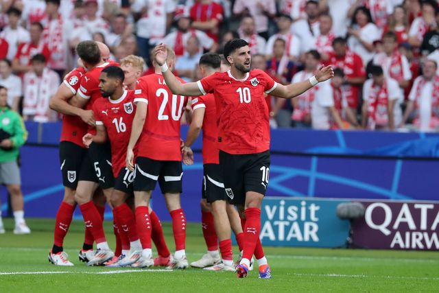 Futebol atacante e de qualidade ofusca regresso de Lewandowski (crónica)