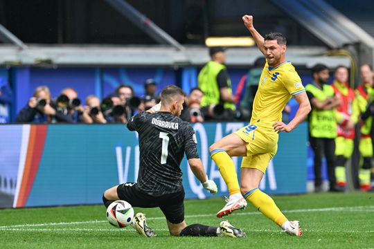 VÍDEO: grande golo de Yaremchuk para a reviravolta da Ucrânia