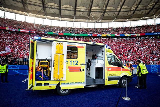 Euro 2024: adepto da Polónia cai da bancada e é hospitalizado